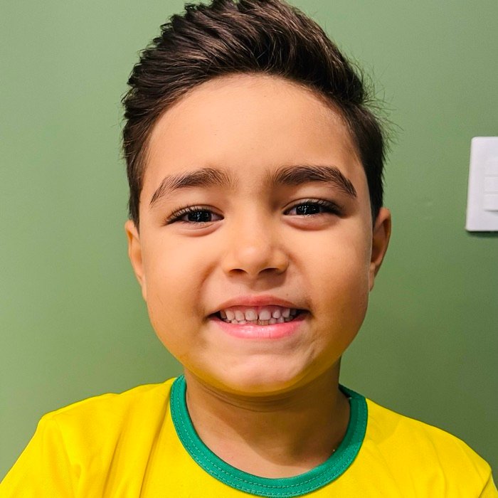 Victor sorrindo